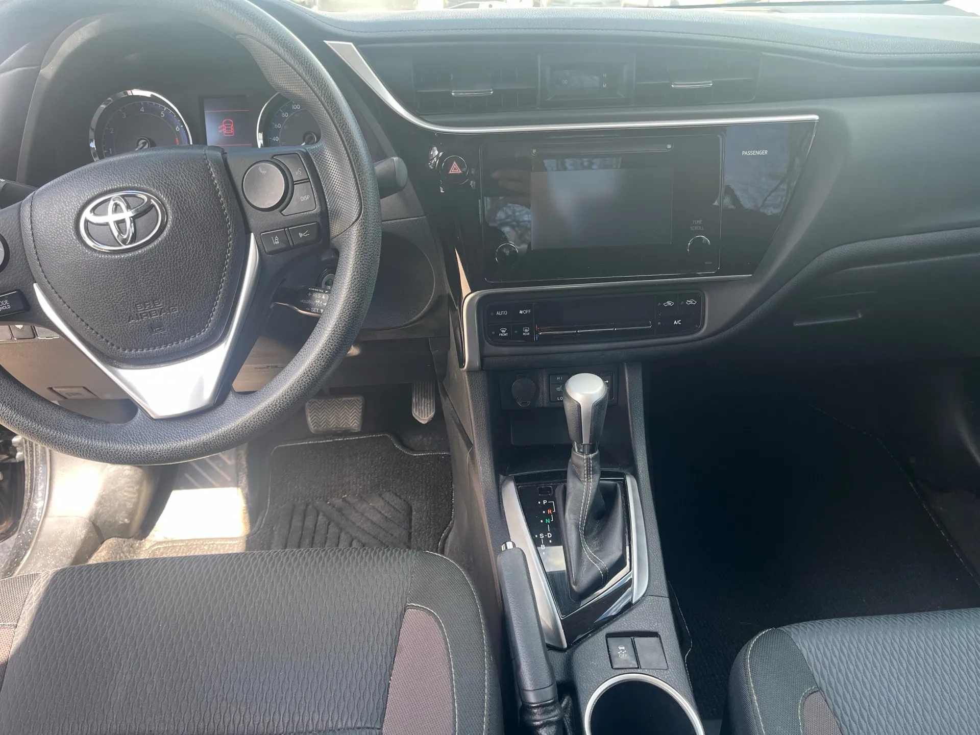 2017 Toyota Corolla 4dr Sdn 9 2017 toyota corolla2