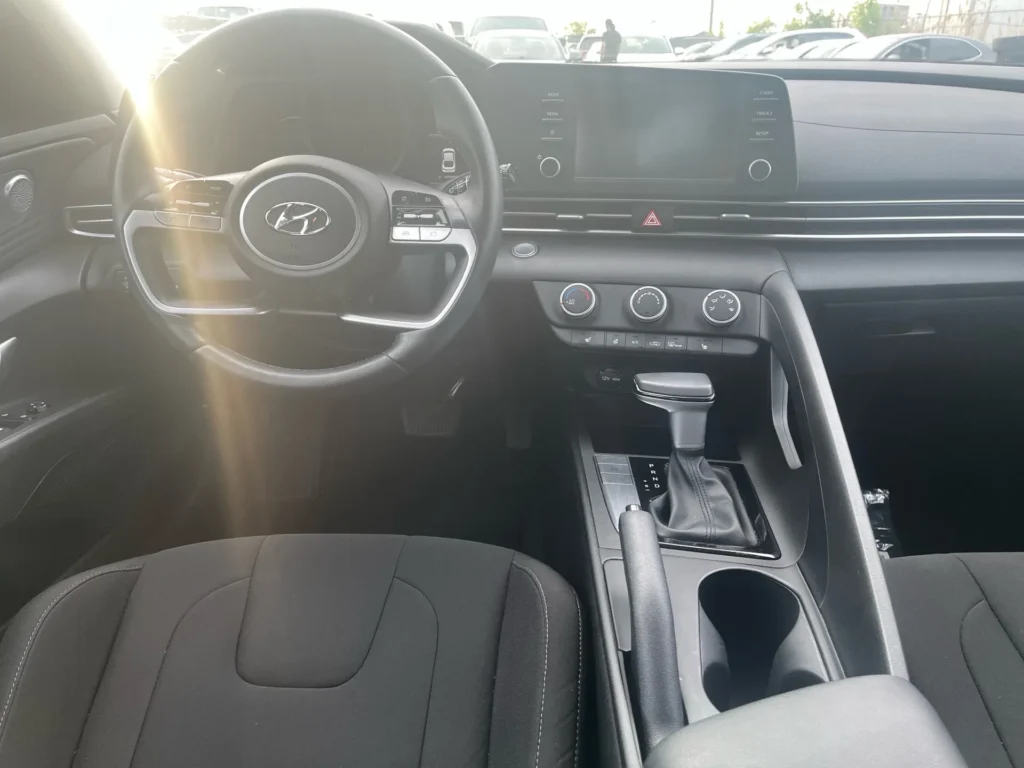 2023 Hyundai Elantra Preferred IVT 8 2023-Hyundai-Elantra-9092825359950987